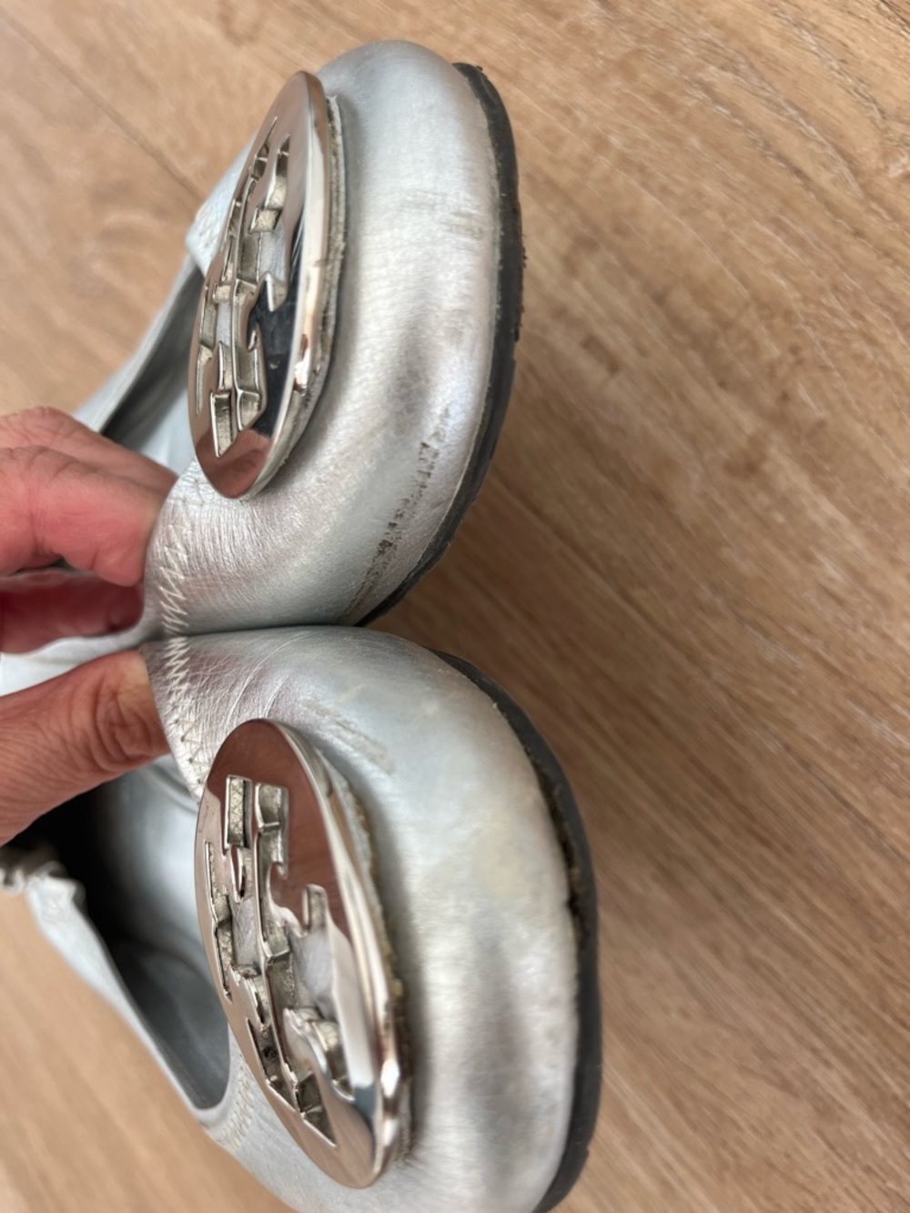 Tory Burch Reva Metallic Silver Leather Ballet Flats Logo Medallion Size 8.5 - Picture 11 of 11